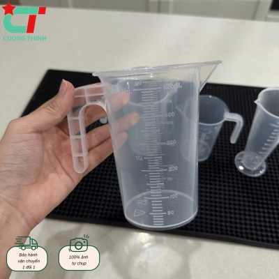 Ca đong định lượng có chia vạch, có quai cầm dung tích 500ml